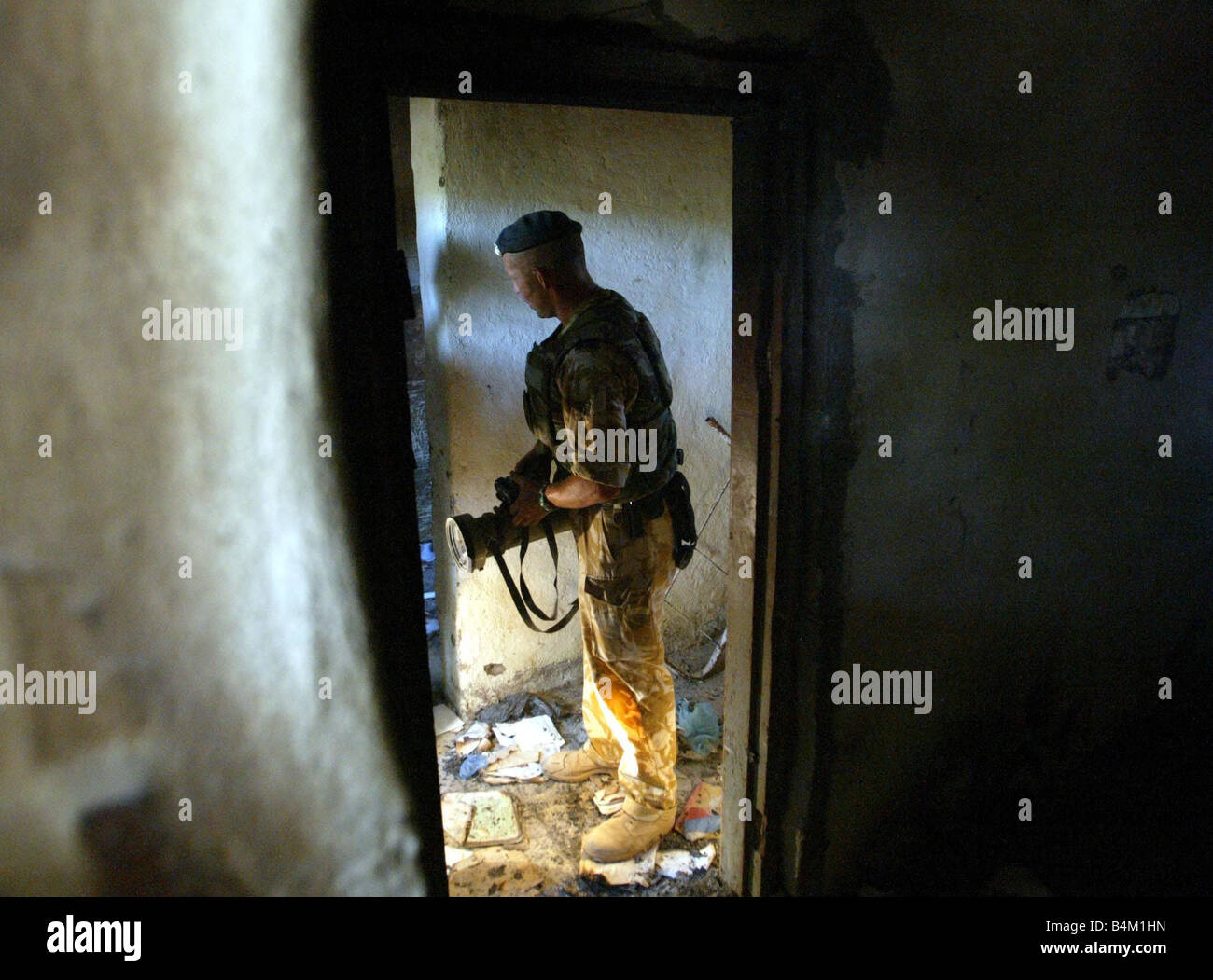 Irak-Krieg 2003 A Spezialuntersuchungen Soldat sucht das Zimmer in der Polizeistation in Majar al Kabir wo die fünf militärische Polizisten ermordet wurden Stockfoto