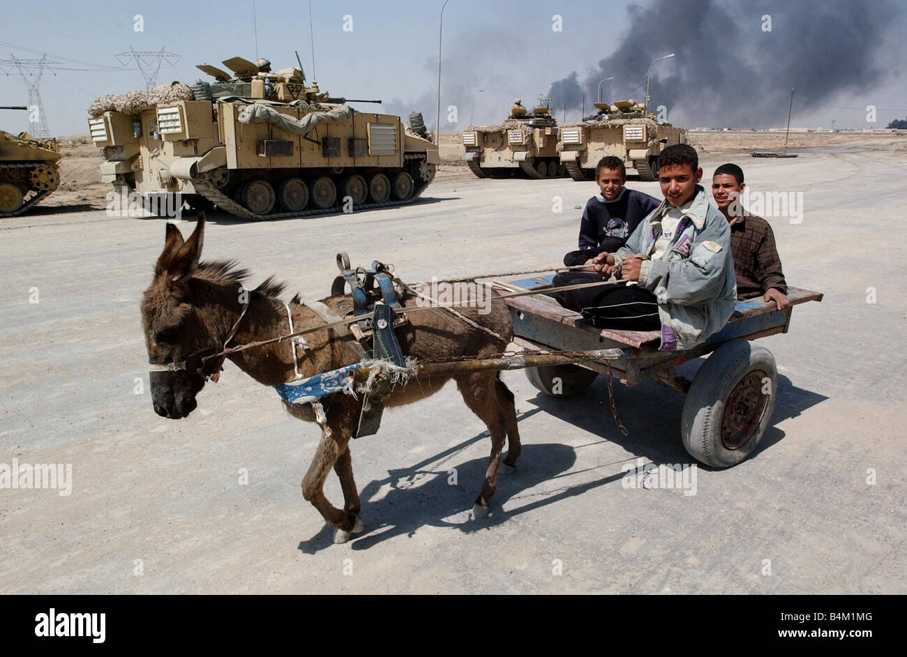 IrakKrieg 2003 einheimischen fliehen die brennende Stadt Basra im