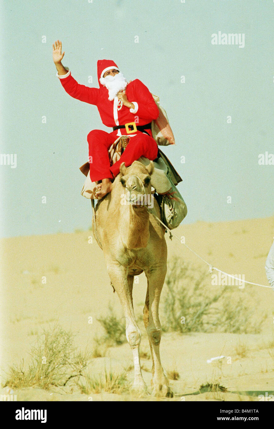 Santa Claus ein Sack 1990 halten Kamel reiten Stockfoto