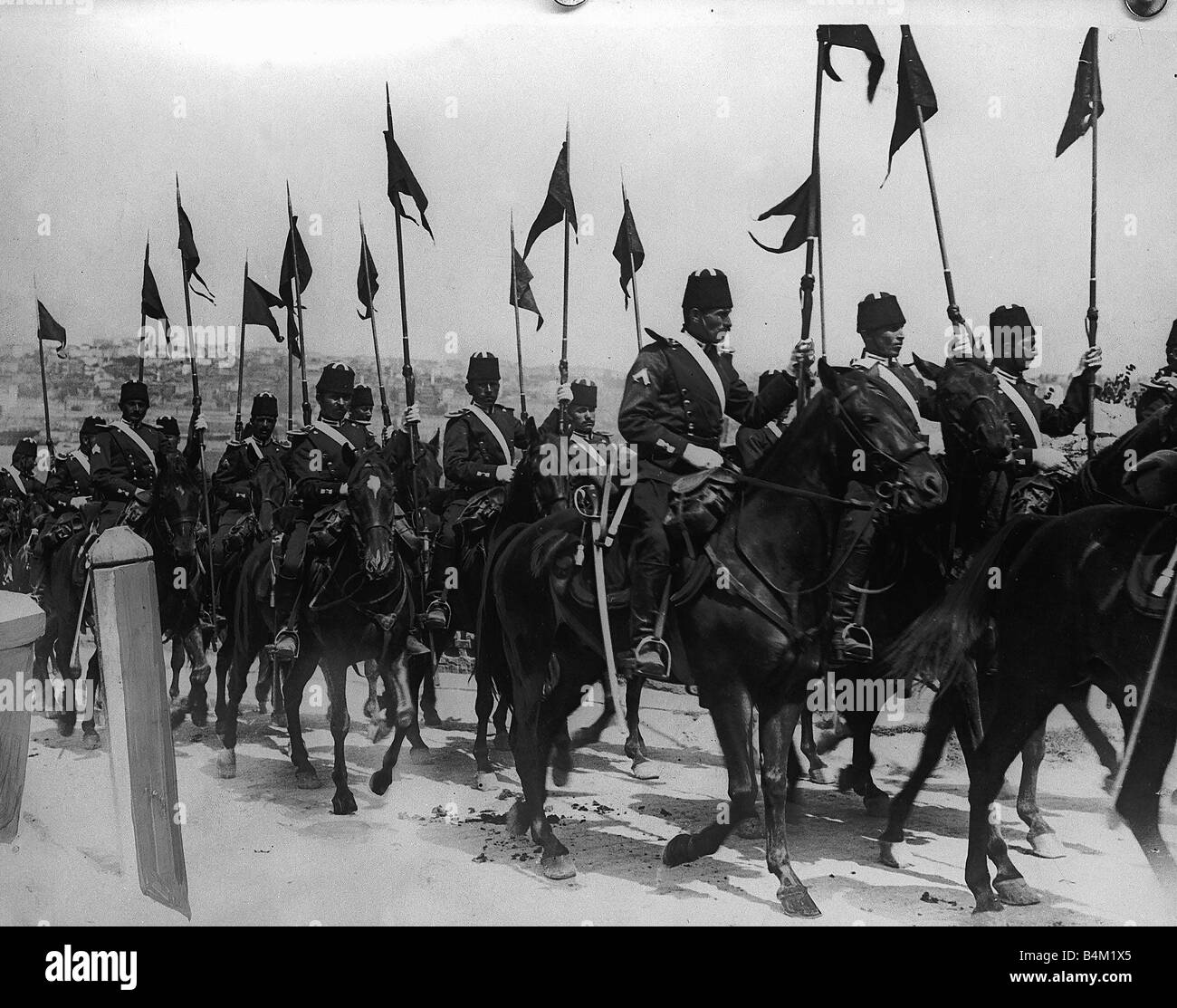 Türkische Kavallerie in Konstantinopel Reiten in Richtung der Vorderseite des Balkankriegs 1912 Oktober 1912 Stockfoto