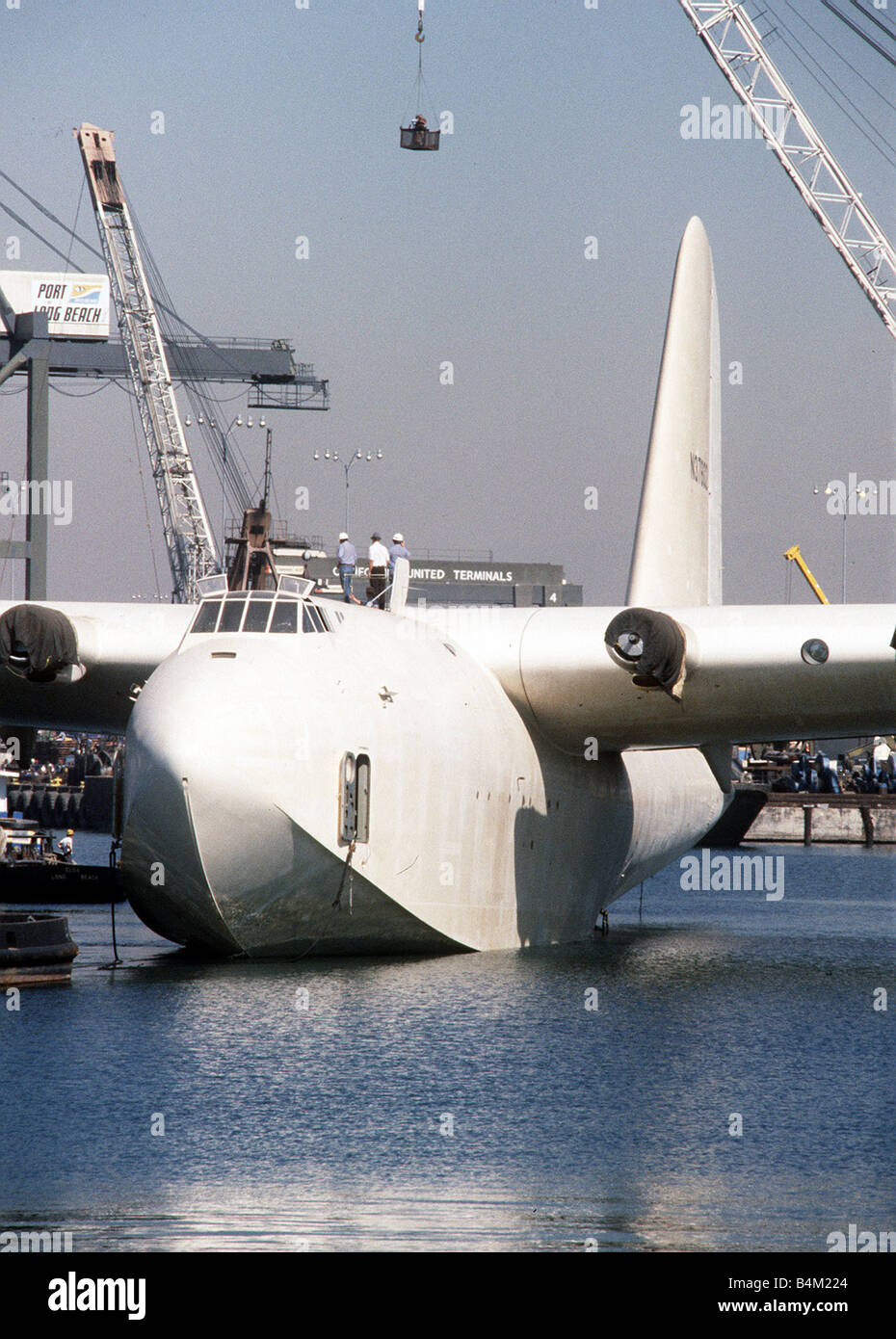 Flugzeug Flugboot Howard Hughes Spruce Goose Oktober 1980 wird über die  Bucht in Long Beach in Kalifornien öffentlich zur Schau LFEY003 Flight100  gehen geschleppt Stockfotografie - Alamy