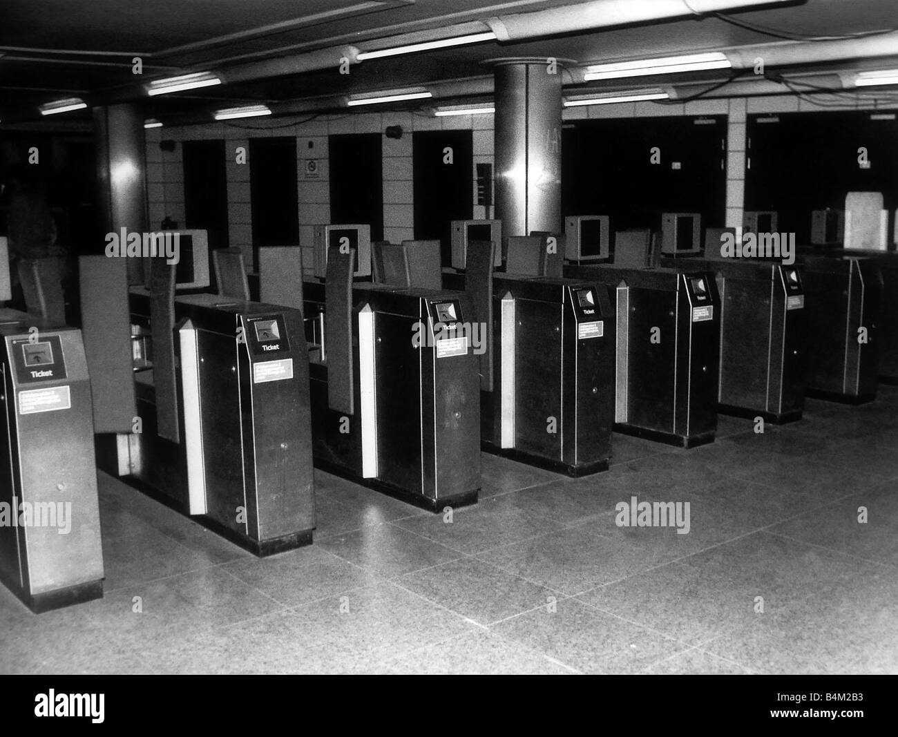 Neue Ticket-Barrieren in der Chancery Lane Station November 1988 Stockfoto