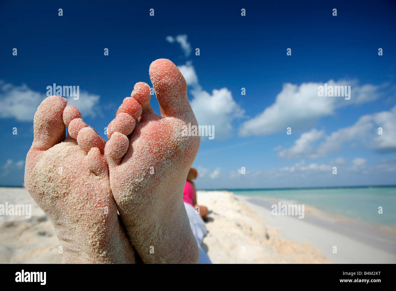 Frau die sandigen Füße an einem tropischen Strand Stockfoto