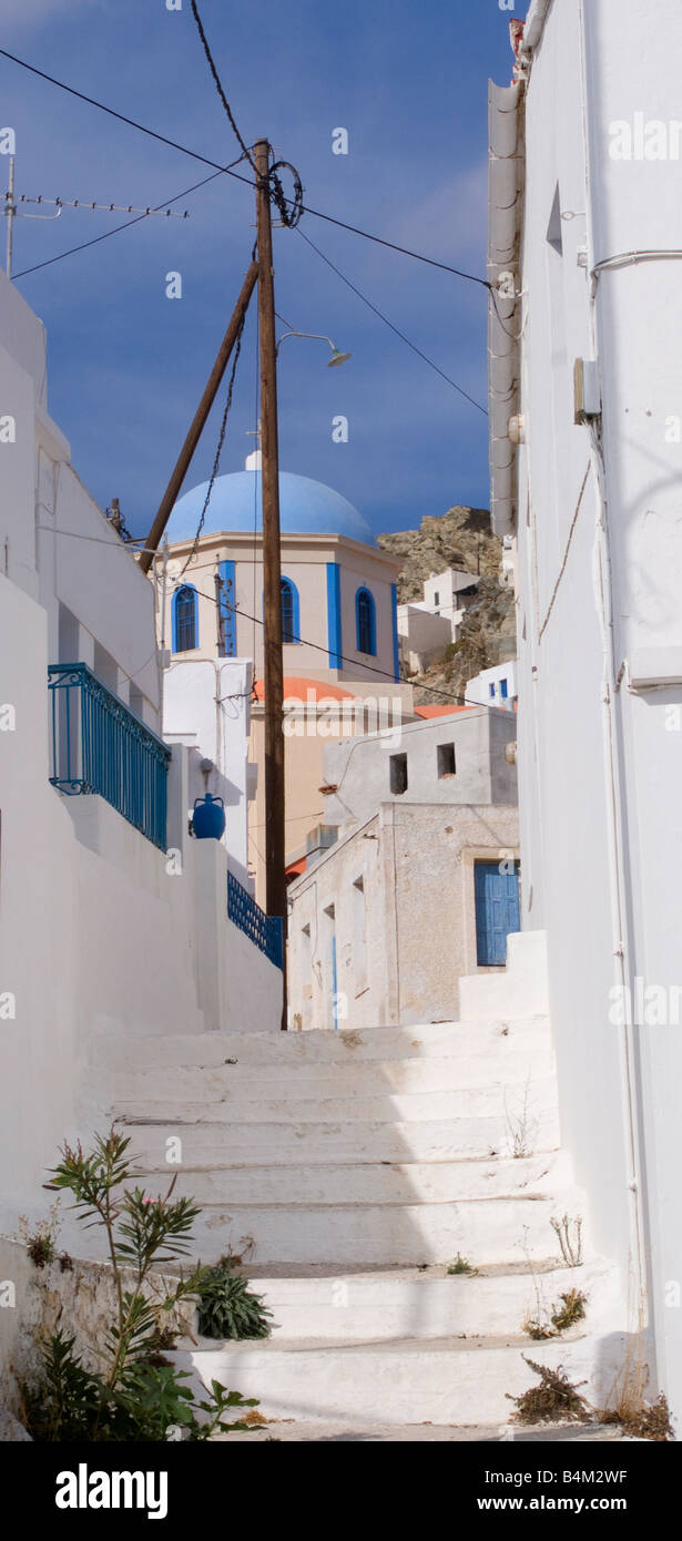 Kleine Gasse bis weiße Schritte führen zu blau gewölbt Kirche im oberen Chora Insel Serifos Kykladen Inseln Ägäis Griechenland Stockfoto