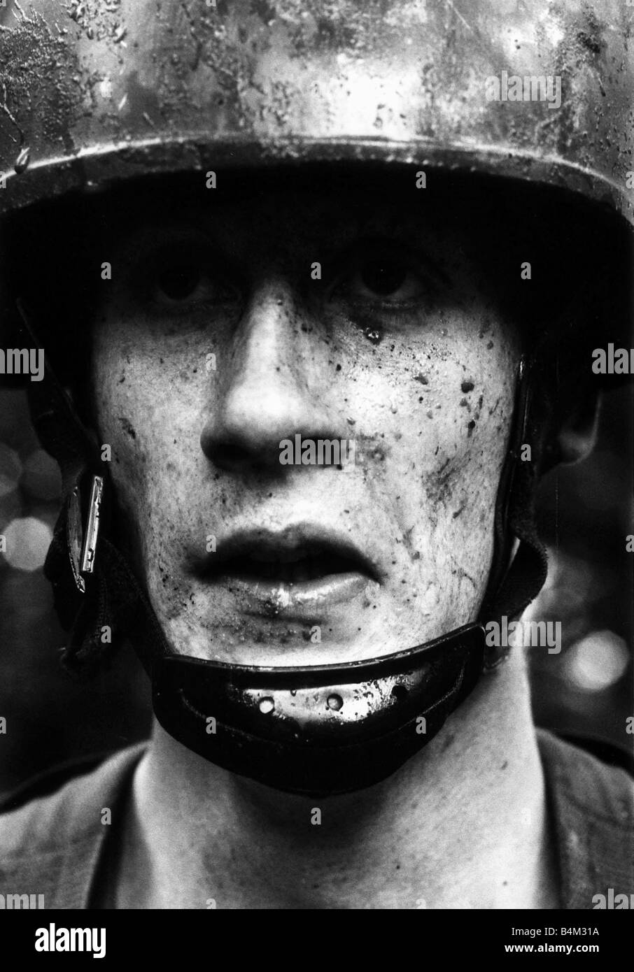 Mitglied der British Army s Fallschirmjäger-Regiment hier gesehen mit Schlamm bespritzt, während einer Ausbildung über einen Hindernisparcours, nach ihrer Rückkehr aus dem aktiven Dienst auf den Falkland-Inseln Stockfoto