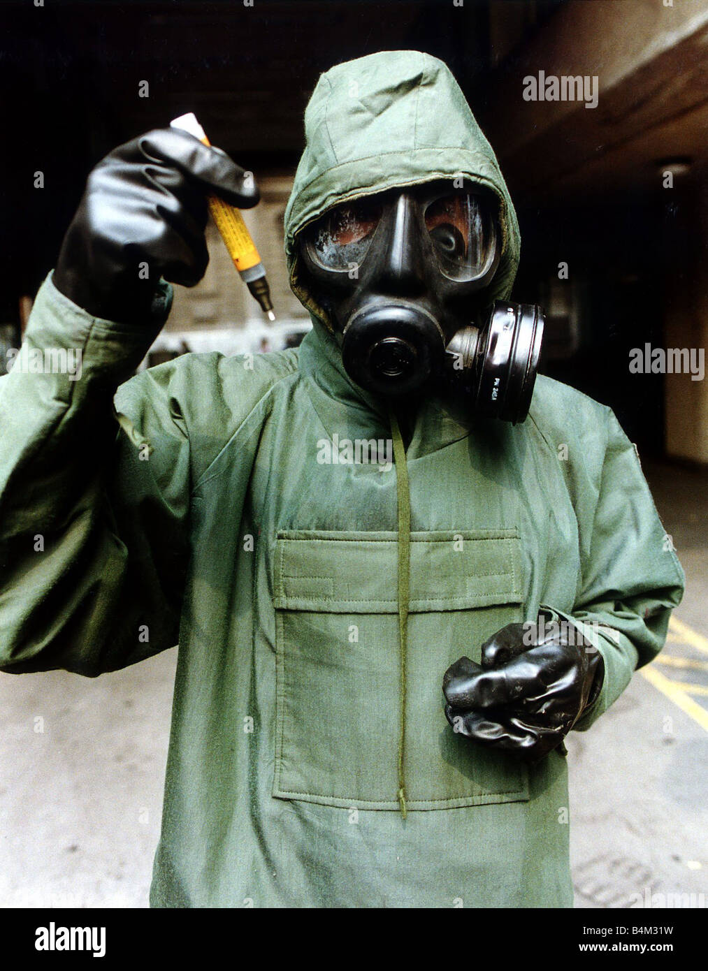 Golf-Krieg 1990 Krieg im Irak August 1990 Dr. Alistair Hay Gegenmittel Spritze halten, während chemische Kriegsführung Schutz Anzug Stockfoto