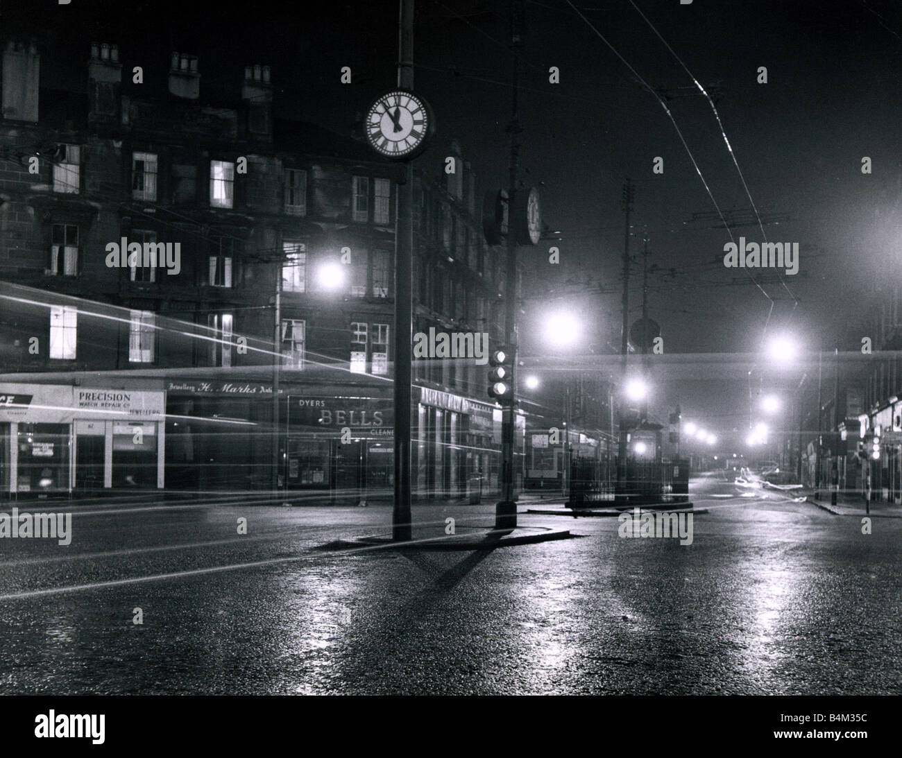 Gorbals Cross Glasgow Schottland die Hände auf die Lampe Beiträge zeigen fünf bis Mitternacht Straßenszenen Gorbals Cross von Nacht-Ampel Overhead Straßenbahn Kabel Straßenbeleuchtung Februar 1962 Mirrorpix Stockfoto