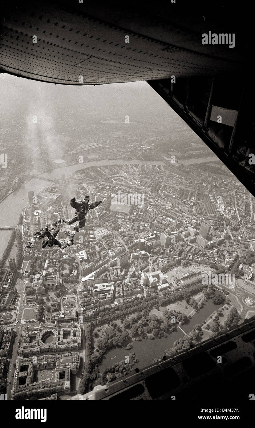 Luftaufnahme von London Juli 1979 die 11 Mann-Team von RAF Falcon Fallschirm anzeigen Team sprang in London s Horse Guard heute Morgen um veröffentlichen diese Monate königlichen Turnier am Earls Court sie sprang aus der Rückseite des RAF Hercules Himmel Taucher der 1970er Jahre Mirrorpix 1. März 1912 1912 US Army Captain Albert Berry wird der erste Mann, mit dem Fallschirm aus einem Flugzeug-lafmar05 Stockfoto