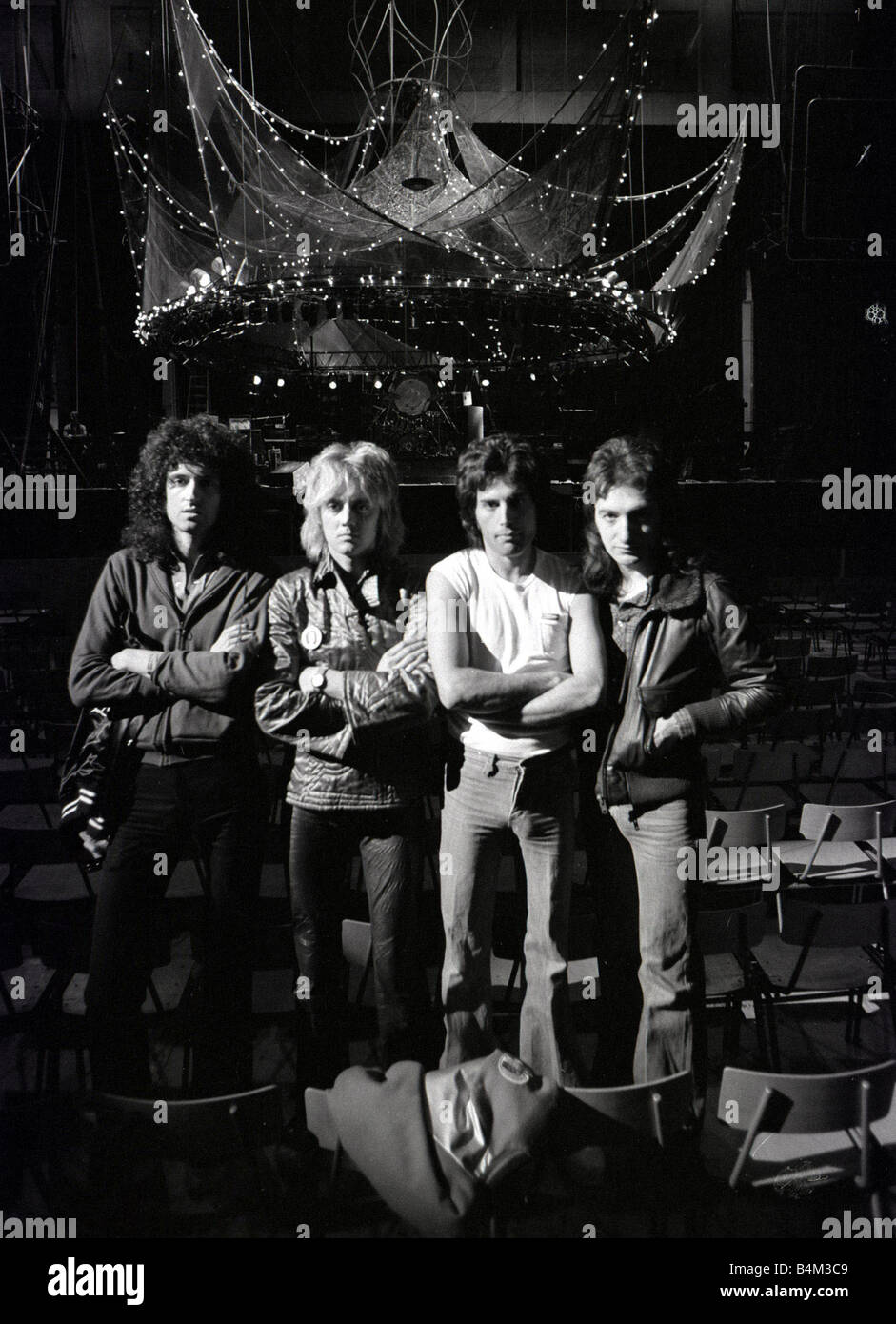 Queen Rock Group Brian May Roger Taylor Freddie Mercury und John Deacon Proben im Earls Court in London Stadium eingestellt febnew04 Freddie Mercury 1970er Jahre lokale Beschriftung retromusic Stockfoto