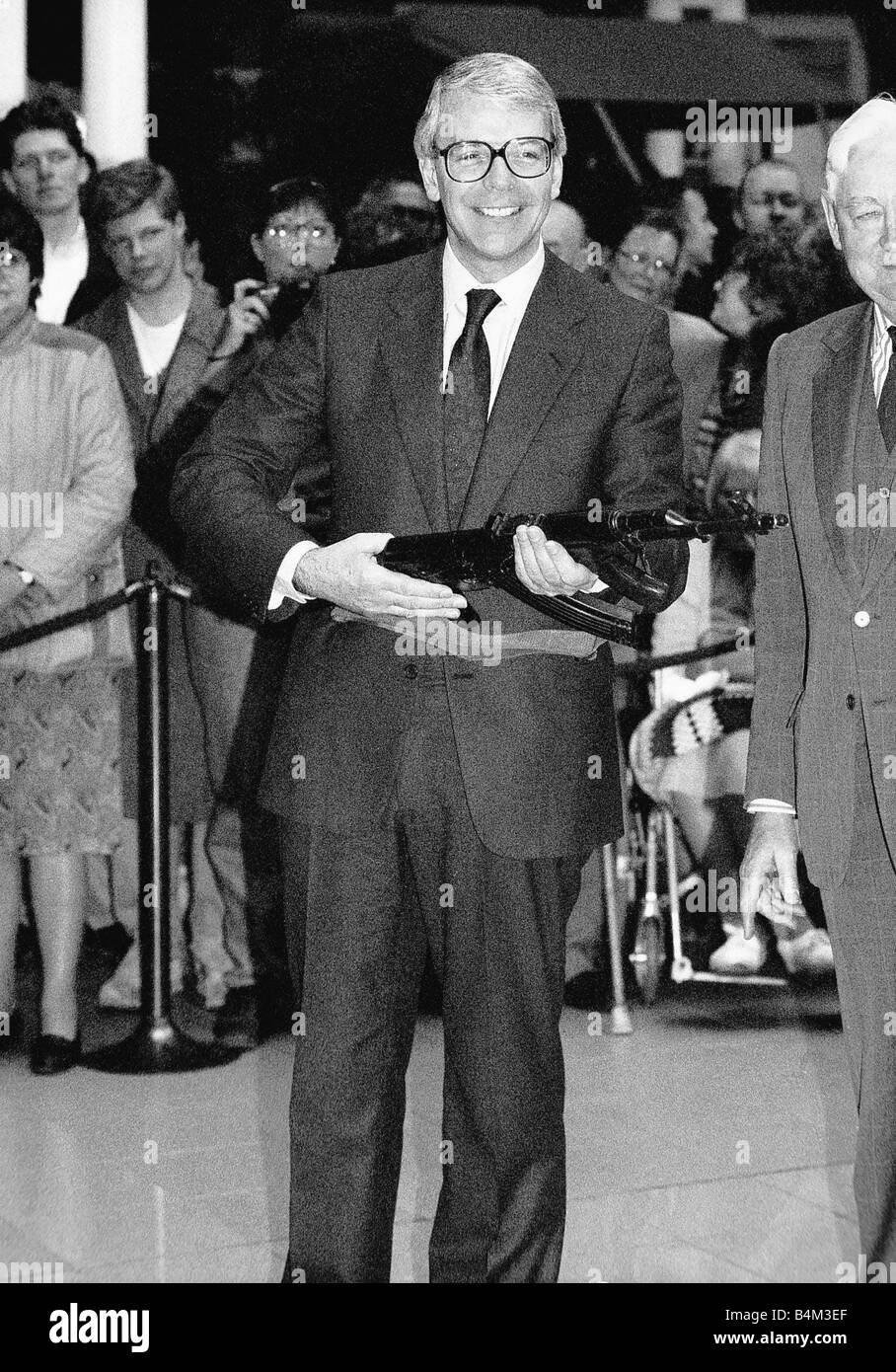 John Major Premierminister von Großbritannien mit Kalaschnikow im Imperial War Museum 1991 Stockfoto