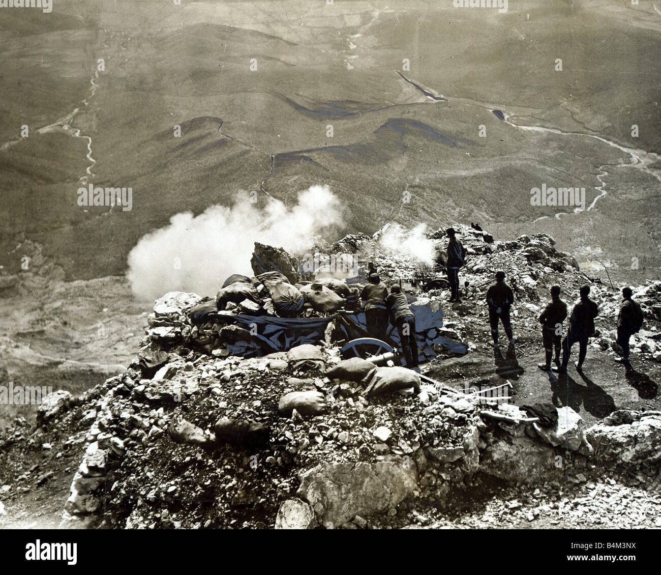 Bulgaren feuern auf die sich zurückziehenden türkischen Armee aus einer Hügel-Position während des Balkankriegs 1912 Stockfoto