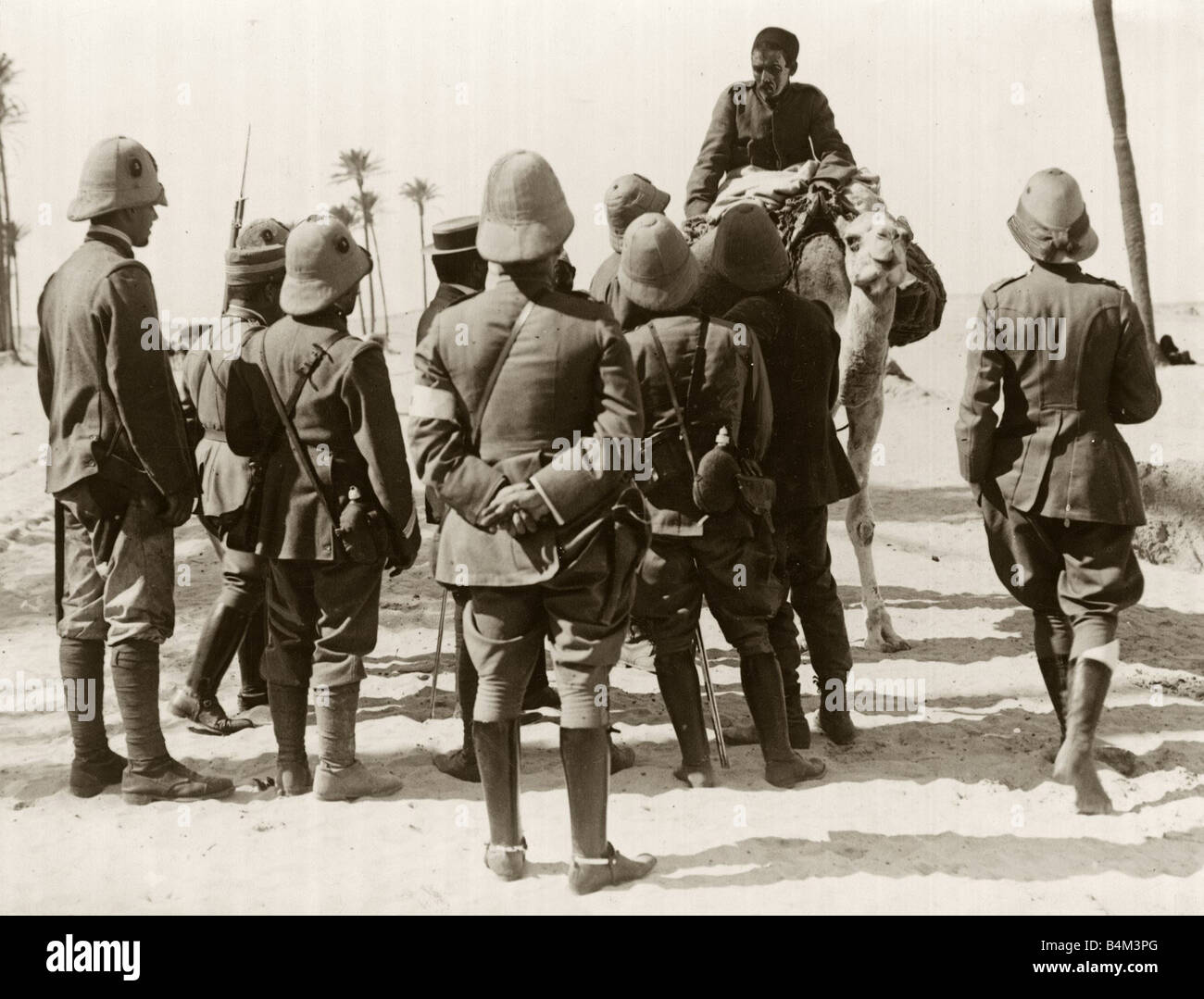 Turco italienischen Krieg italienischen Truppen Vernehmung ein Araber vor Tripolis Oktober 1911 Stockfoto
