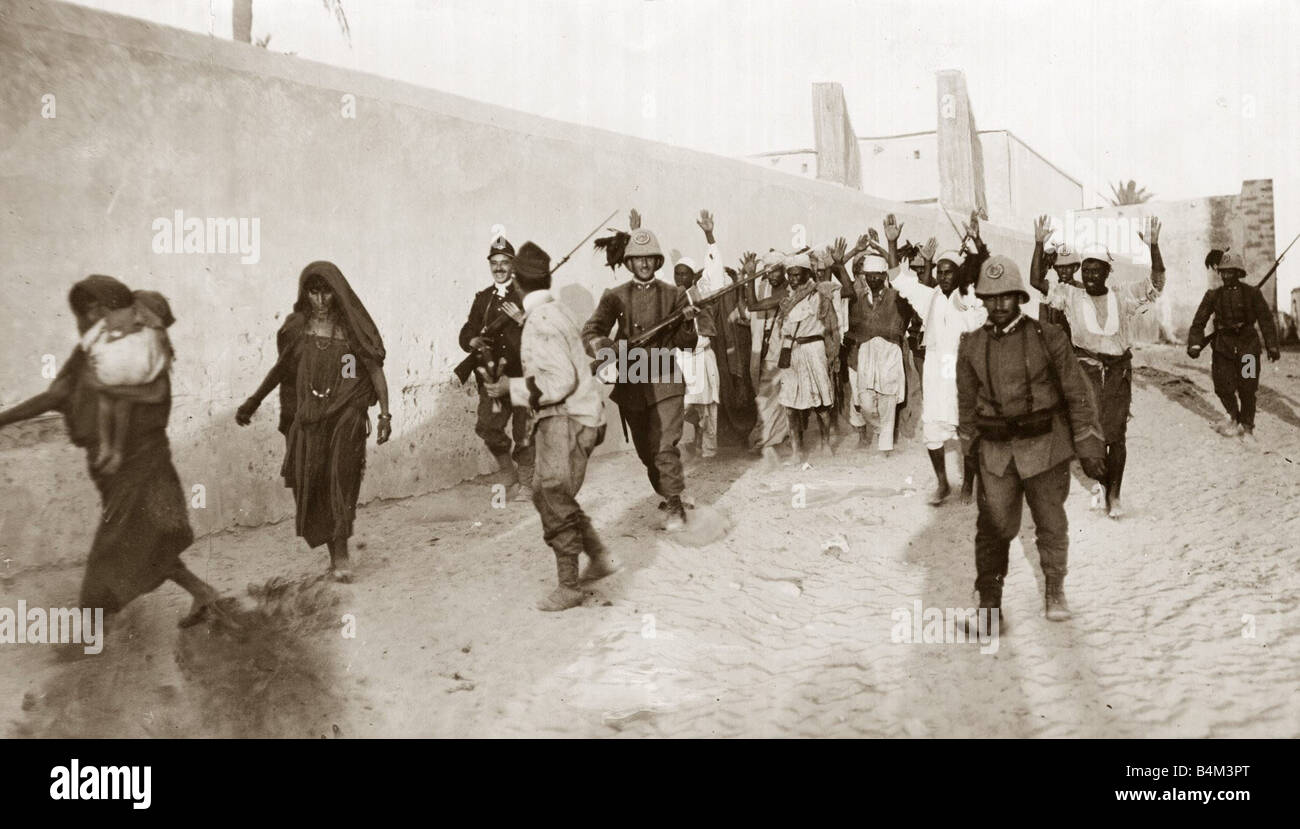 Turco italienischen Bilder arabischen Gefangenen begleitet von italienischen Soldaten in der Nähe von Tripolis Krieg Konflikt Soldaten Kriegsgefangene Libyen November 1911 1910er Jahre Mirrorpix Frank Magee Stockfoto
