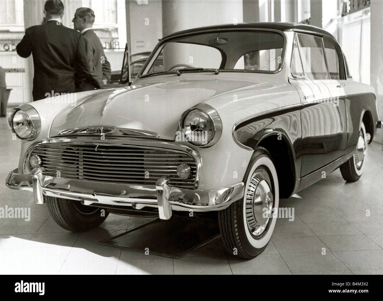 Sunbeam Rapier Limousine Neuwagen mit einem Sportwagen von der Rootes-Gruppe 4 5 Sitzer Auto Automobil Höchstgeschwindigkeit von rund 90 km/h leichte Lenkung DM G5493 1 13 10 1955 Oktober angekündigten 1955 1950s Mirrorpix Stockfoto Sunbeam Rapier Limousine Neuwagen mit einem Sportwagen von der Rootes-Gruppe 4 5 Sitzer Auto Automobil Höchstgeschwindigkeit von rund 90 km/h leichte Lenkung DM G5493 1 13 10 1955 Oktober angekündigten 1955 1950s Mirrorpix Stockfoto