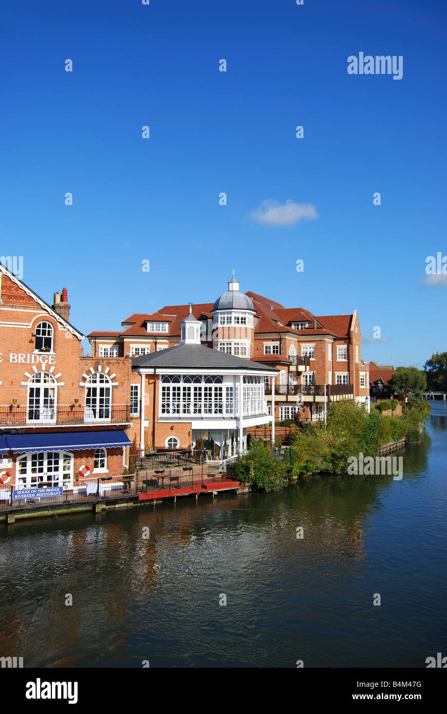 Haus auf der Brücke Restaurant Windsor Bridge, Eton, Berkshire, England, Vereinigtes Königreich Stockfoto