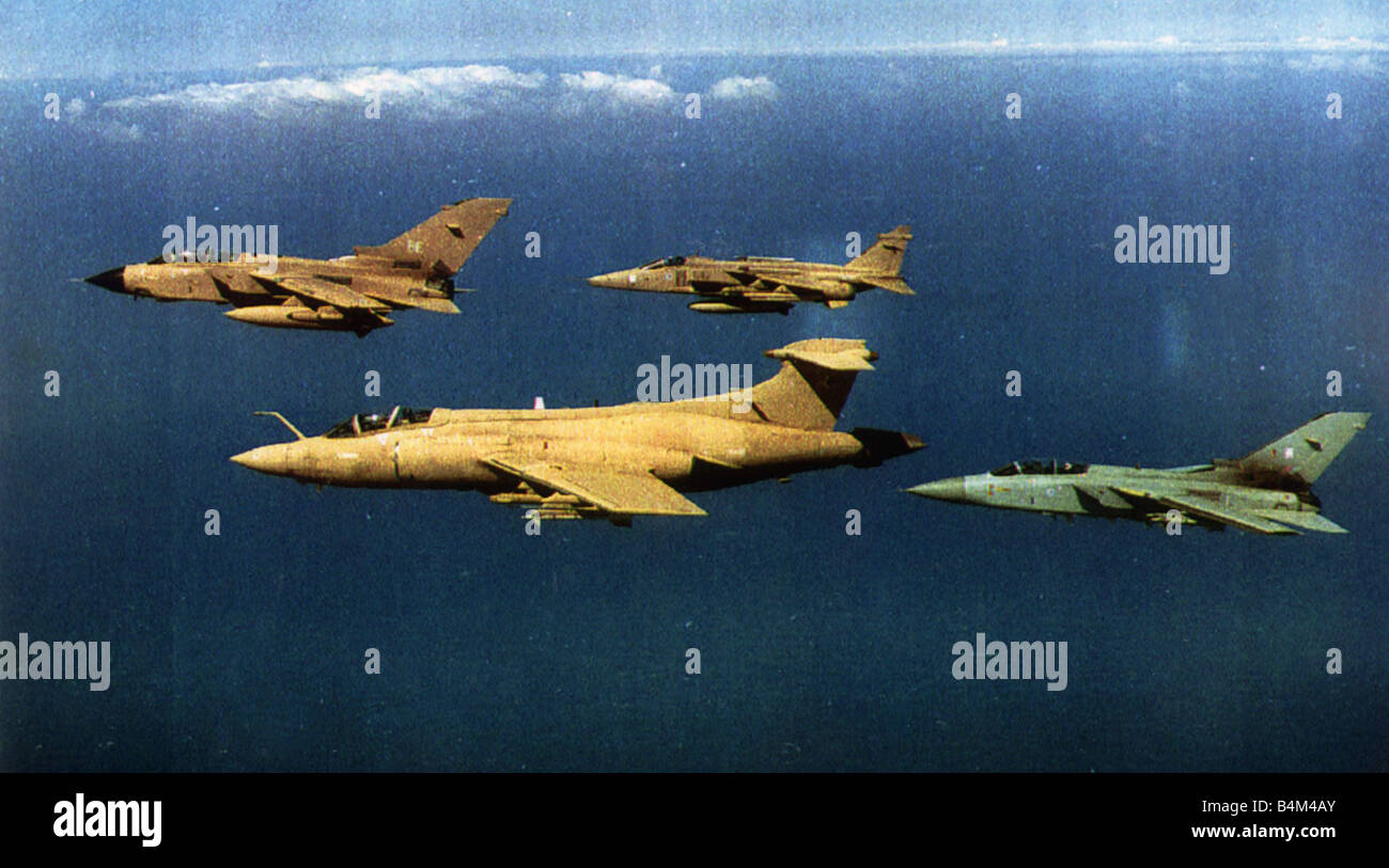 Die vier Arten der Luftfahrzeuge im Golf-Krieg-Front links Buccaneer BAe 1 Front zweite Tornado GR1 zweite Zeile vorne links Panavia Tornado F3 neben die Sepecat Jaguar GR1 auf der Rückseite Stockfoto