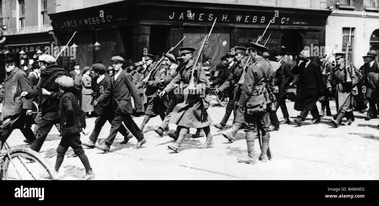 Rebellen, die Gefangenen werden von britischen Soldaten Mai 1916 die Ostern Rebellion einen bewaffneten Aufstand der irischen Nationalisten gegen die Herrschaft Großbritanniens in Irland war, die der Aufstand ereignete sich am Ostern Montag, 24. April 1916 und zentriert hauptsächlich in Dublin, aus Dublin marschierten die Hauptziele waren die Verwirklichung der politischen Freiheit und der Gründung einer irischen Republik Stockfoto