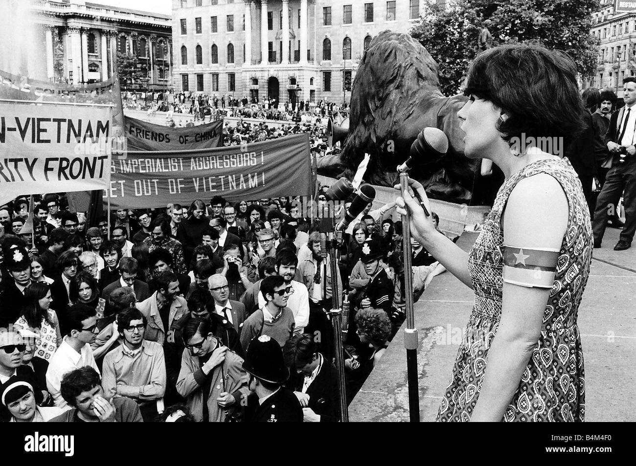 Demonstration-Anti-Vietnamkrieg-Lautsprecher zu denunzieren, den Vietnam-Krieg und die US-Regierungen Beteiligung von der Bühne Trafalgar Square im Juli 1968 Stockfoto