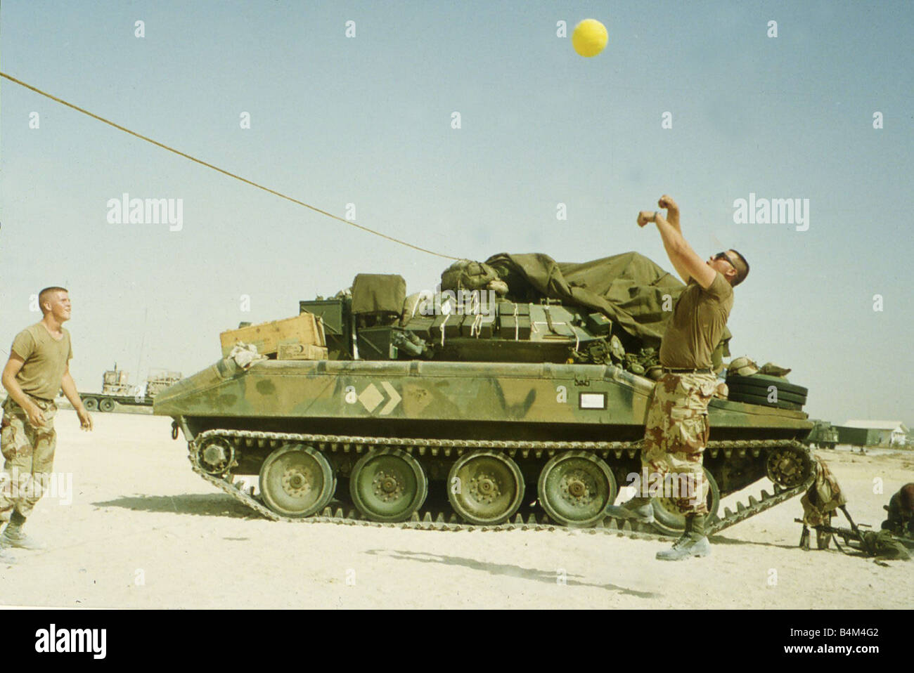 US-Truppen Volleyball spielen zum Zeitvertreib während des Buildvorgangs Kraft vor dem Beginn der Operation Desert Storm Stockfoto