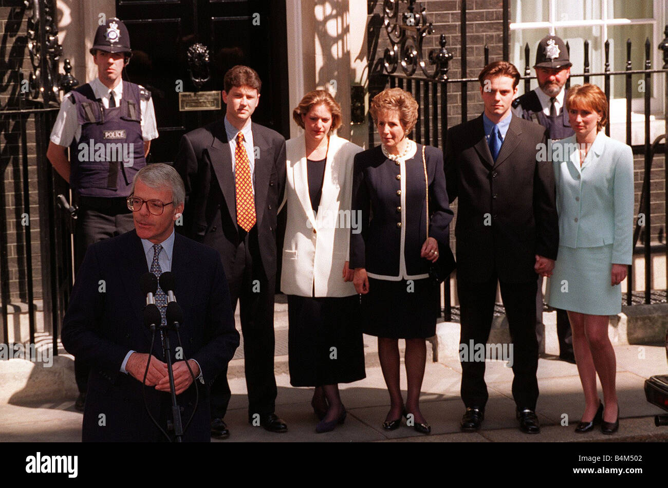 Letzten Tag in 10 Downing Street für Ex-Premierminister John Haupt- und Familie im Mai 1997 ist Major hier gesehen, Adressierung der Press vor Downing Street verlassen, denn das letzte Mal von Downing Street er den Rest des Tages am Lords Cricket Ground verbrachte Stockfoto