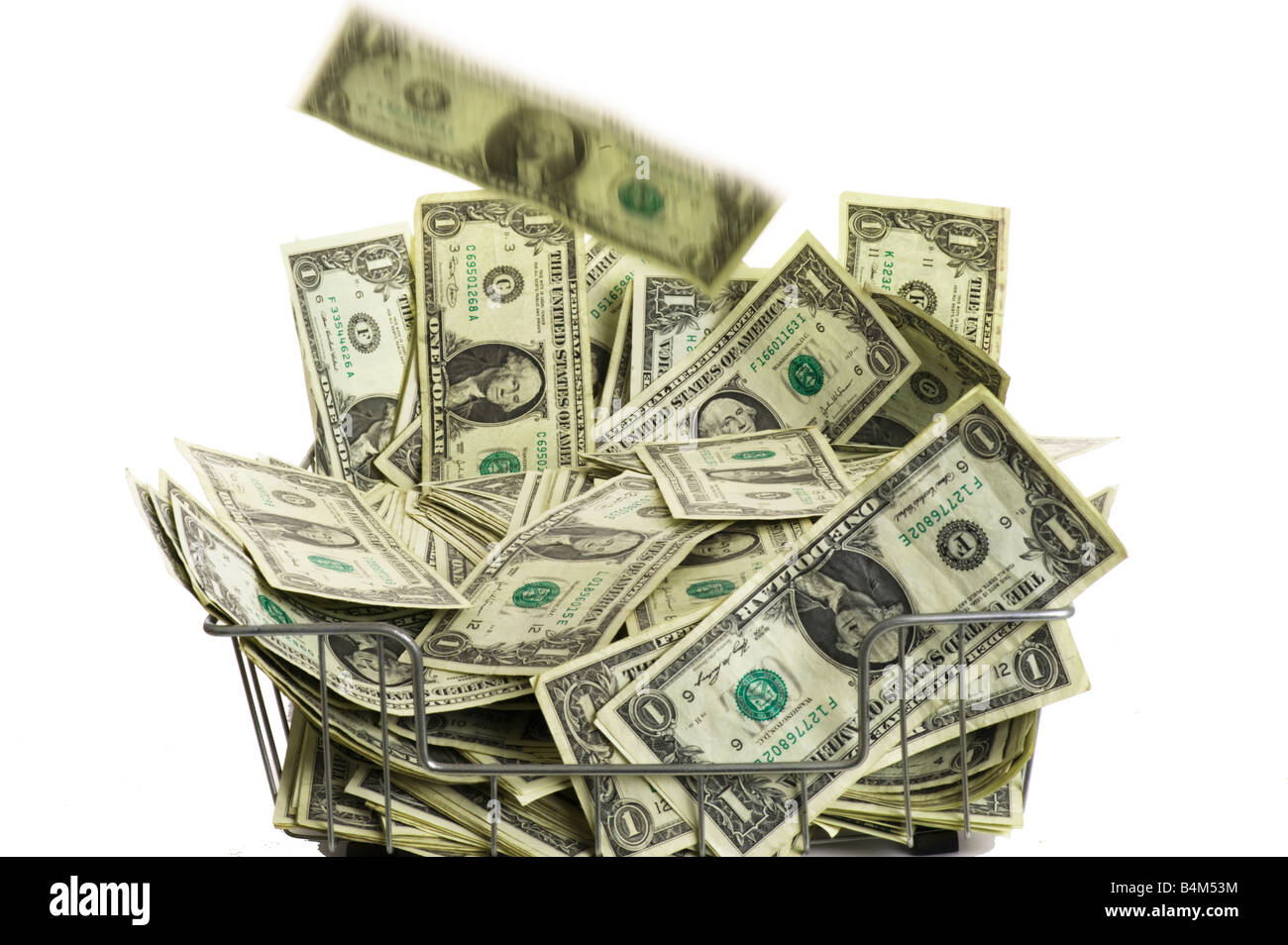 USA-Dollar-Scheine in Büro-Drahtkorb Stockfoto