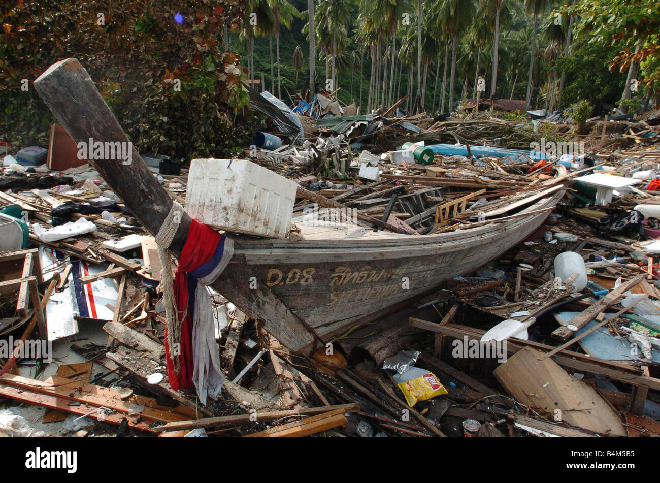 Tsunami-Katastrophe in Thailand Dezember 2004 Boot unter die Trümmer