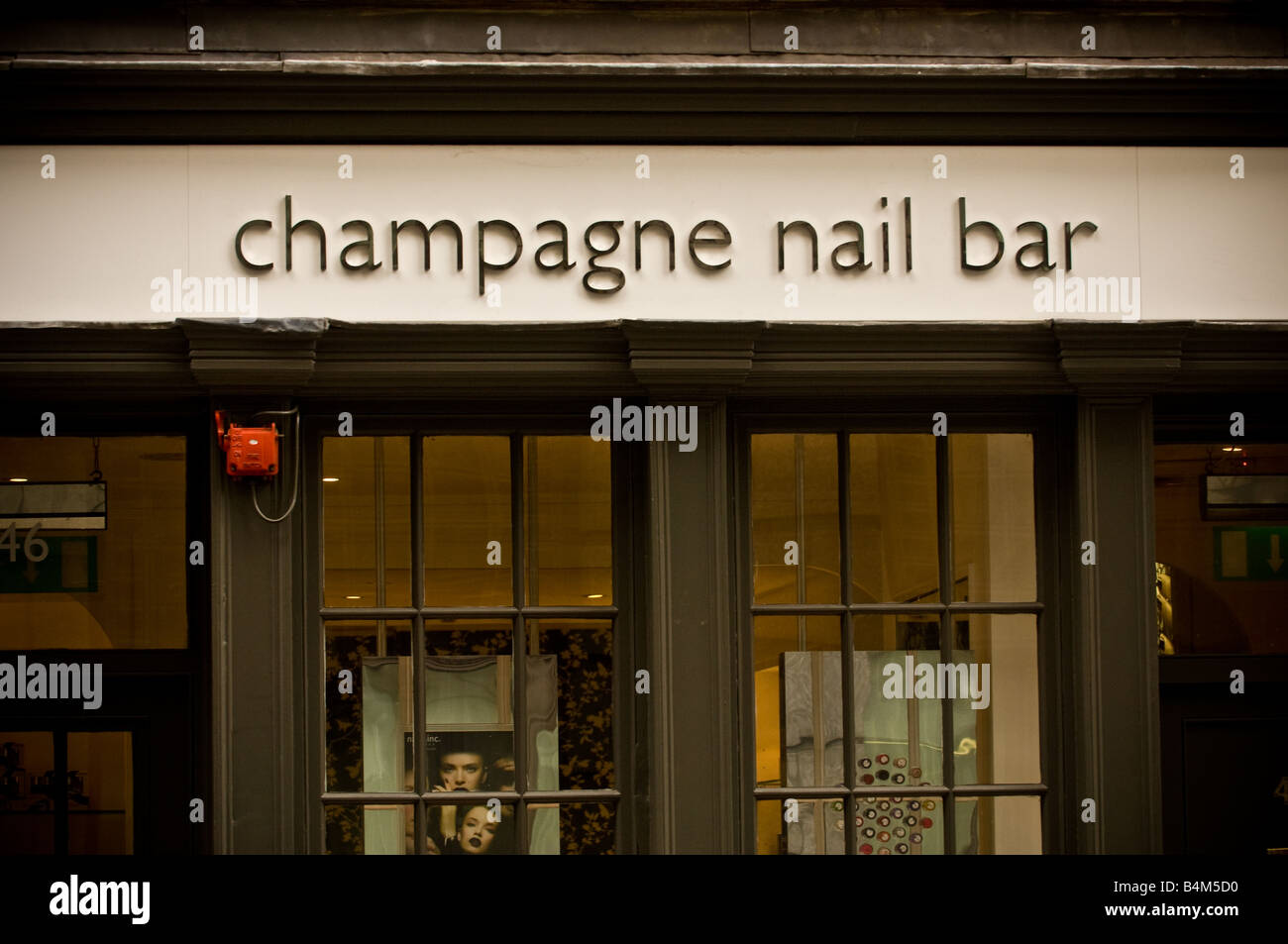 Schild mit Champagner-Nagelbar an einer Ladenfront in London. UK. Stockfoto