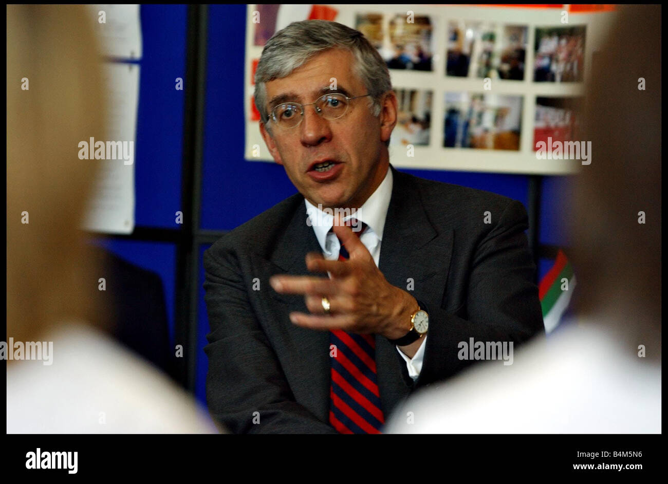 Jack Straw gesehen hier bei einem Besuch in der Trinity Academy in Edinburgh mit Jack McConnell waren beide in einer Q &amp; A Session mit den Schülern August 2002 teilnehmen Stockfoto