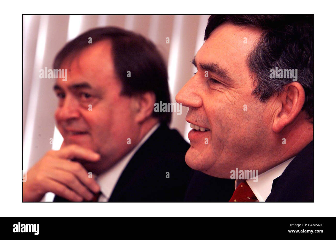 Der Schatzkanzler Gordon Brown gehalten September 2002 im Gespräch mit John Prescott auf einer Pressekonferenz auf öffentlich Private Partnerschaften in das Commonwealth Institute Stockfoto