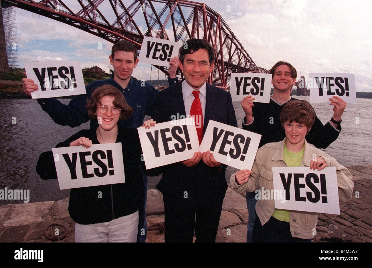 Gordon Brown MP ja ja Abstimmung September 1997 schottisches Referendum parlamentarischen Versammlung Stimmen Forth Rail Bridge stehen am Ufer Karten Mark Reid Michael Courtney Deborah Ettles Ruth Ettles Stockfoto