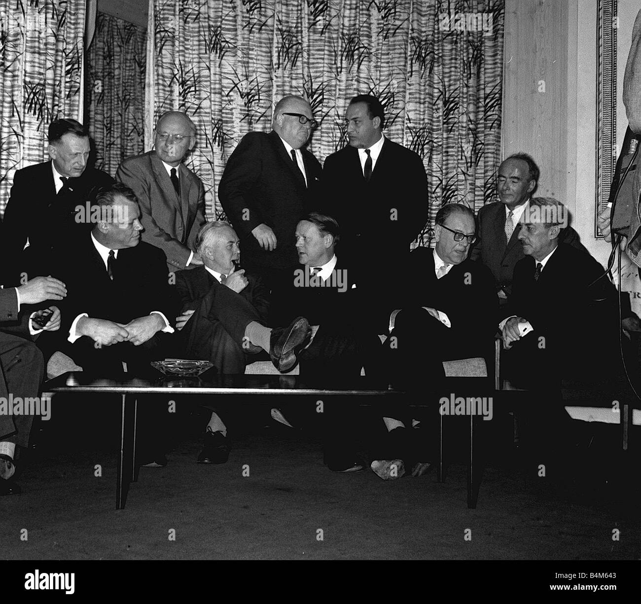 Harold Wilson in St Ermins Hotel London SW1 mit den Besuchern der sozialistischen internationalen Wilson mit links nach rechts Willi Brandt Stockfoto