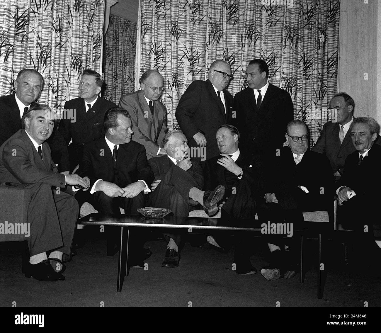 Harold Wilson in St Ermins Hotel London SW1 mit den Besuchern der sozialistischen internationalen Wilson mit links nach rechts George Brown Stockfoto