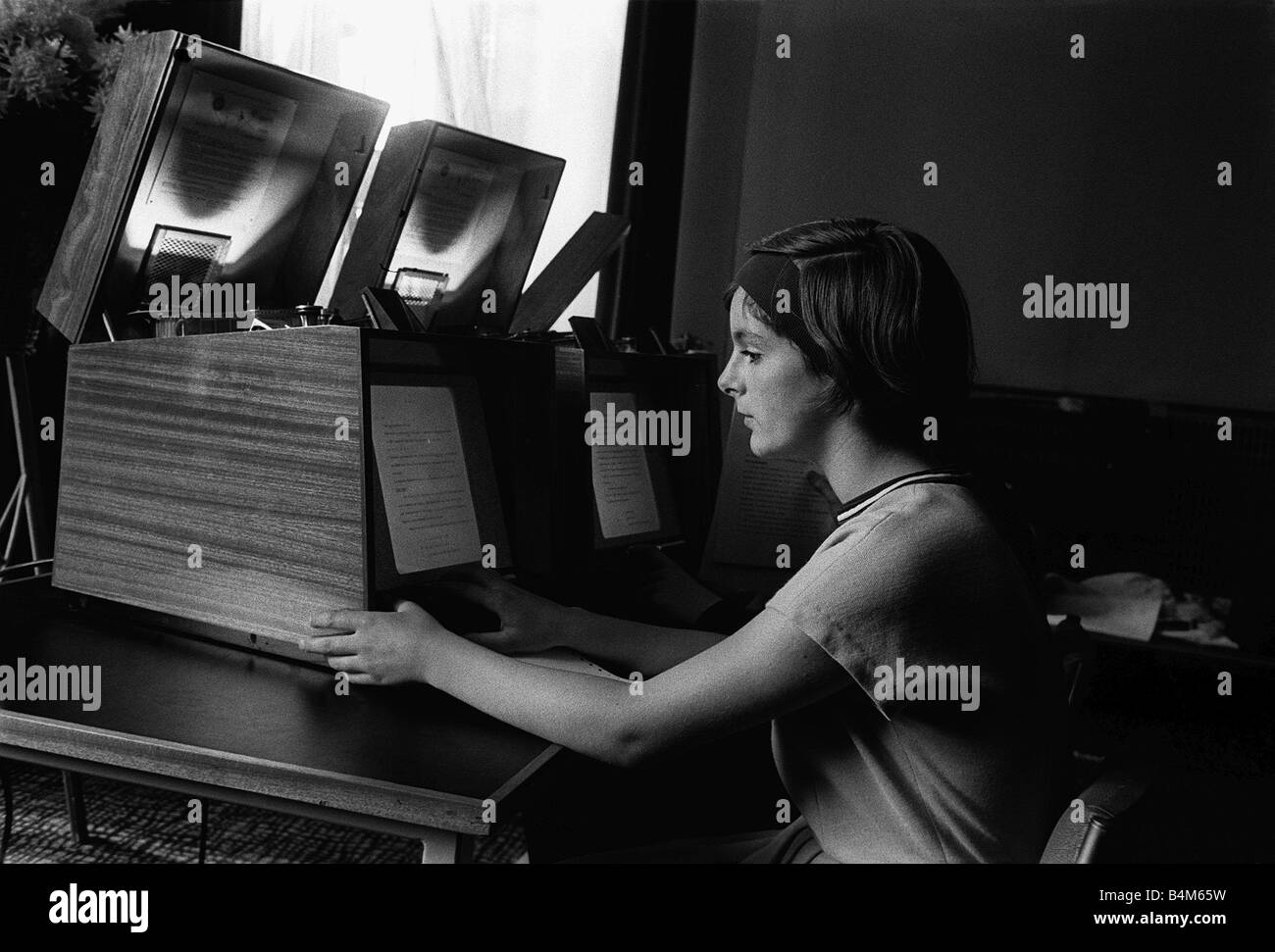 Roboter-Lehrer September 1962 Sarah Stacey Student aus Lesung im Alter von 13 Jahren mit internationalen Tutor Maschinen ITM abgebildet Stockfoto