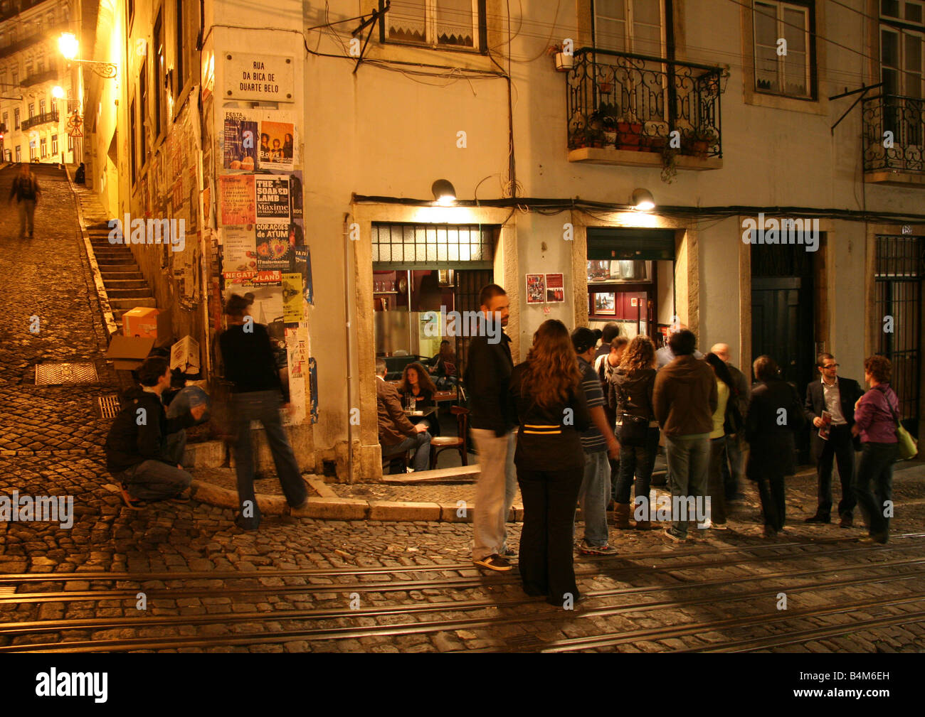 Bar-Crawl im Bairro Alto infront von Bicaense Stockfoto