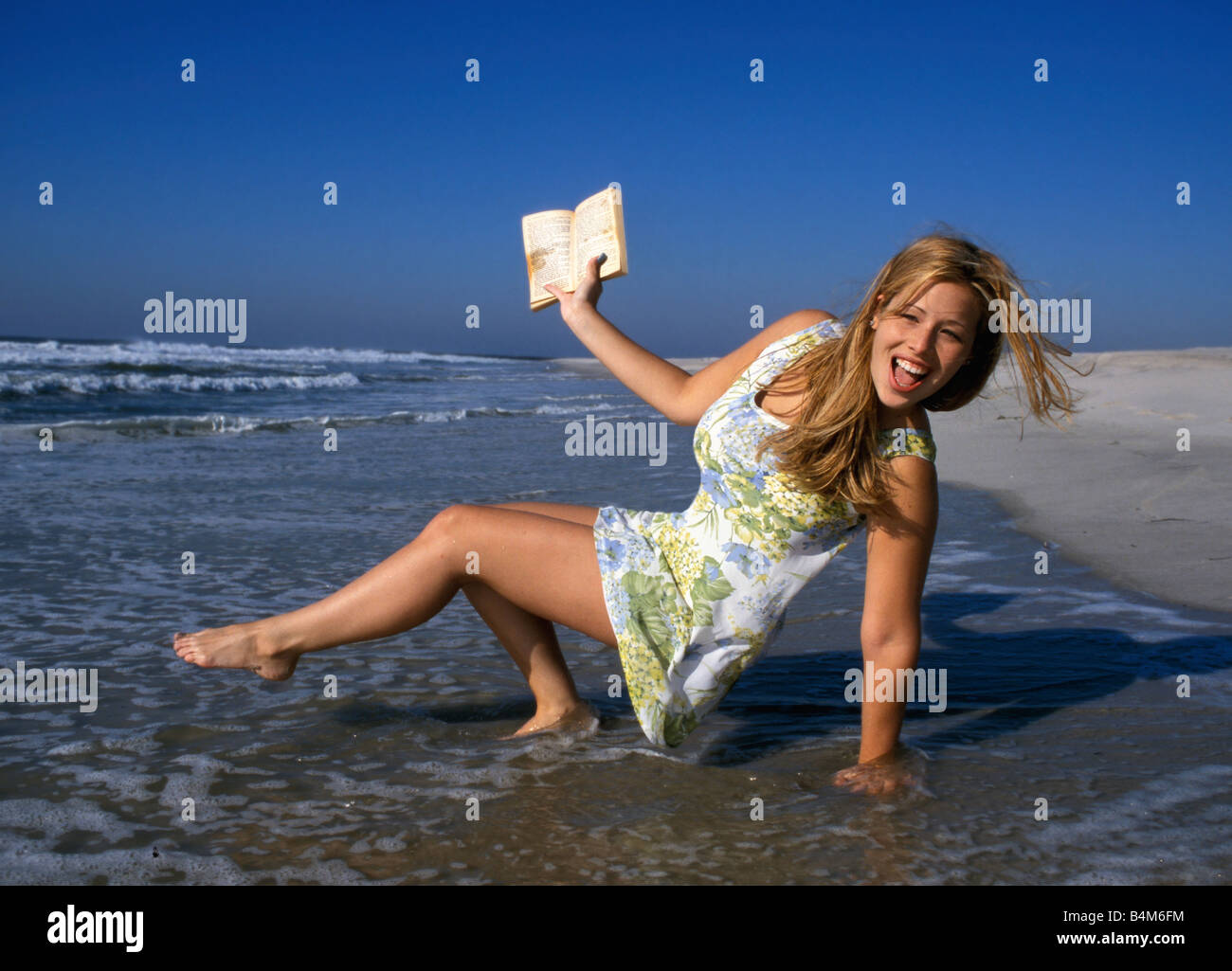 Frau Überraschung von Welle Stockfoto