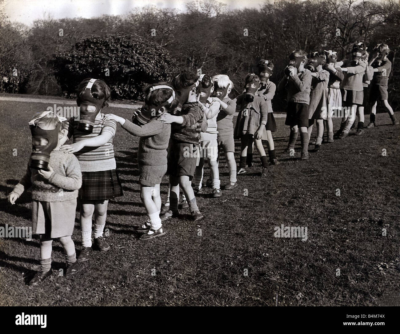 Weltkrieg April 1939 Sunshine Home für blinde Babys in East Sussex Grimstead tragen diese Atemschutzmasken folgen sie in Linie Hand in Schultern, sie sind blind, aber sie sagte durchführen einer respiratorischen Bohren sie, es ist ein Spiel glaube, sie nicht sind, den eigentliche Grund für die Gasmaske ARP Luftangriff Vorsorge Stockfoto