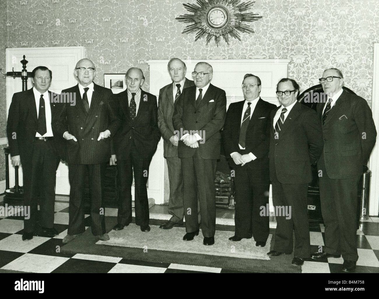 Der Premierminister James Callaghan gesehen hier in 10 Downing Street mit der TUC Führung l R Ray Buckton A S L E F Herrn Allen U S D A W Bill Keyes S O G A T David Basnett G M W Moss Evans T G W Clive Jenkins A S T M S und John Boyd A U E W Stockfoto