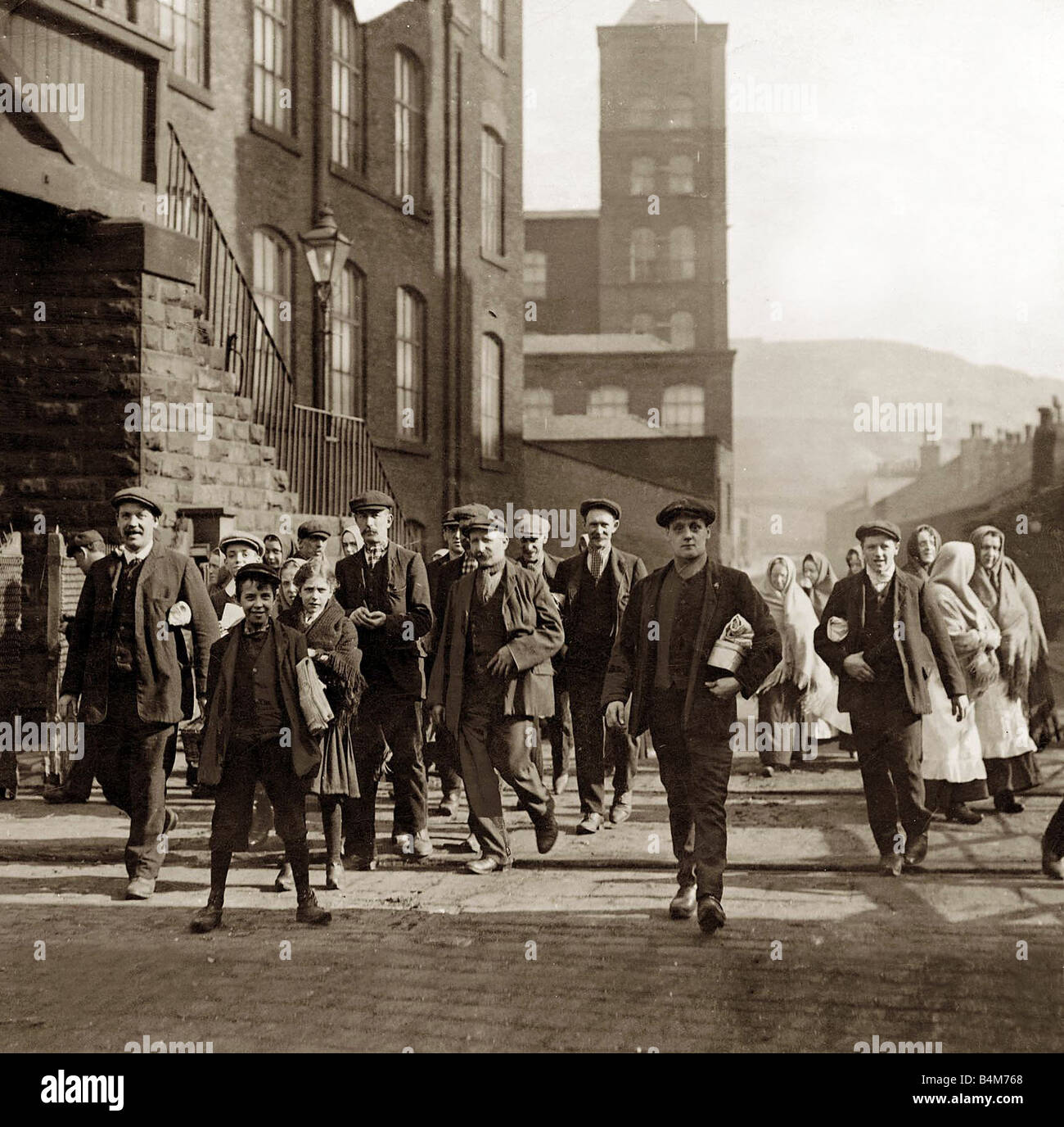 Lancashire Baumwolle Lock Out Aktivisten verlassen die Mühlen Textilindustrie Arbeiter zu Fuß aus 1910 Stockfoto