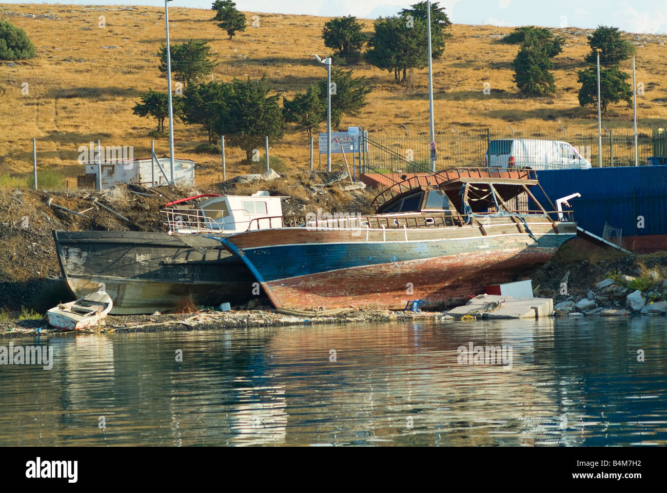 Alten Fischerbooten gelegt, um Ruhe in Lavrion Hafen in dem griechischen Festland gebadet in frühen Morgensonne Stockfoto