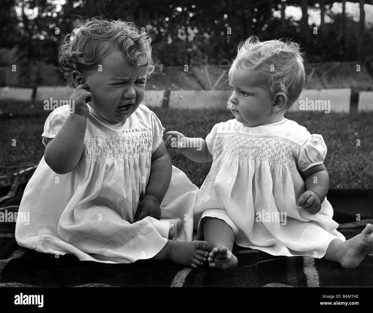 Zwei Babys im Alter von 9 Monaten und 15 Monaten aus Egerton In Kent Gewinner von neun erste Preise und zwei Meisterschaften zwischen ihnen Baby Shows in Kent Oktober 1950 Stockfoto