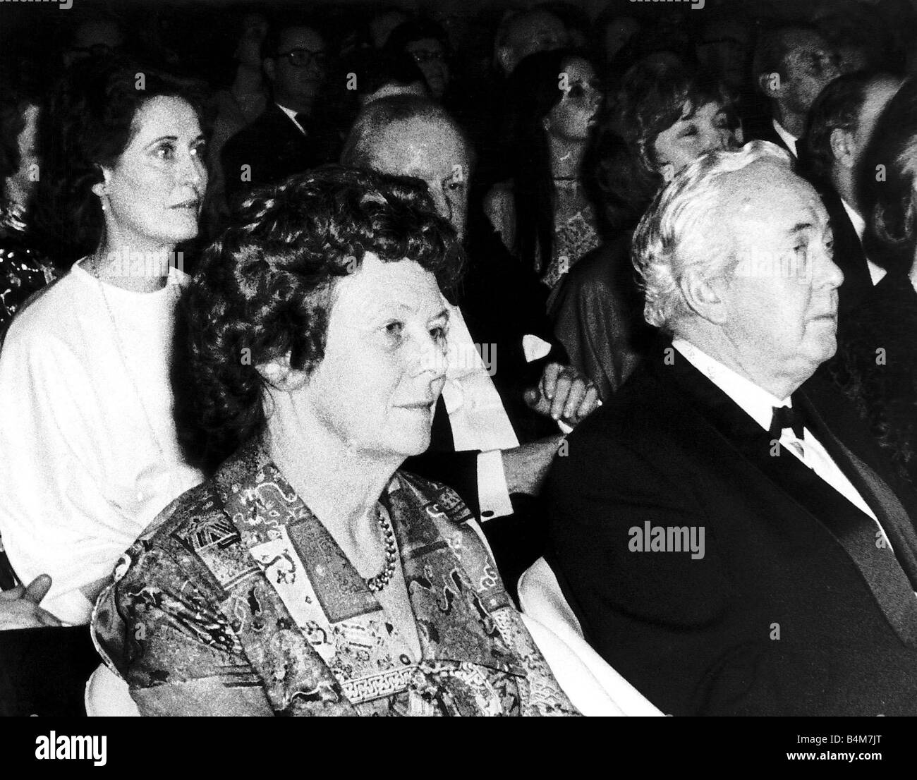 Peggy Fields Schwester von Lady Marcia ex-Sekretär, Harold Wilson hinter Sir Harold und Lady Wilson im Savoy Hotel sitzt gerade D Olly Carte Opera Company 1973 Stockfoto