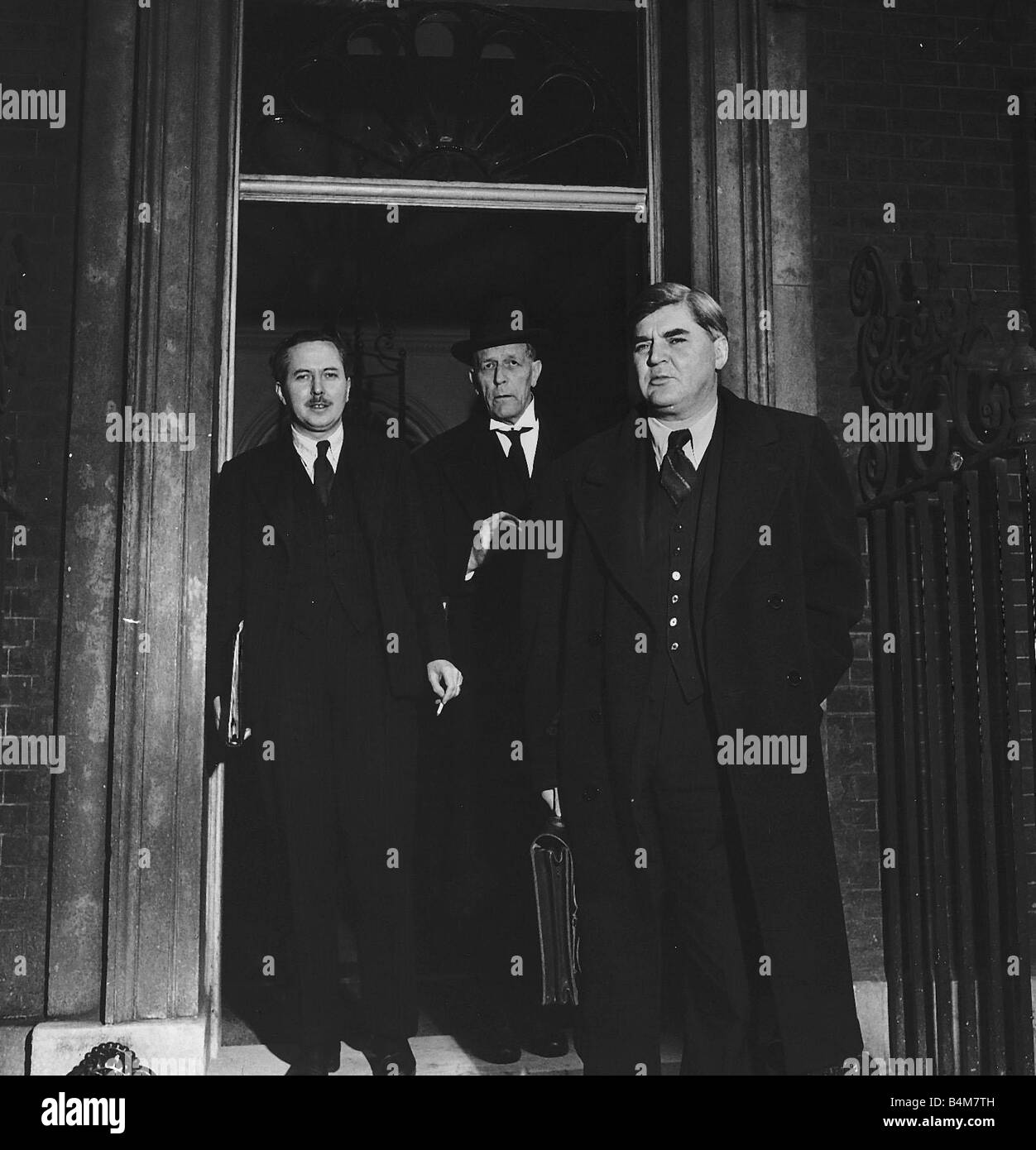 Das Baby von der Schrank Harold Wilson lässt 10 Downing Street mit Gesundheitsminister Aneurin Bevan right0 und Lordkanzler centre0 Stockfoto