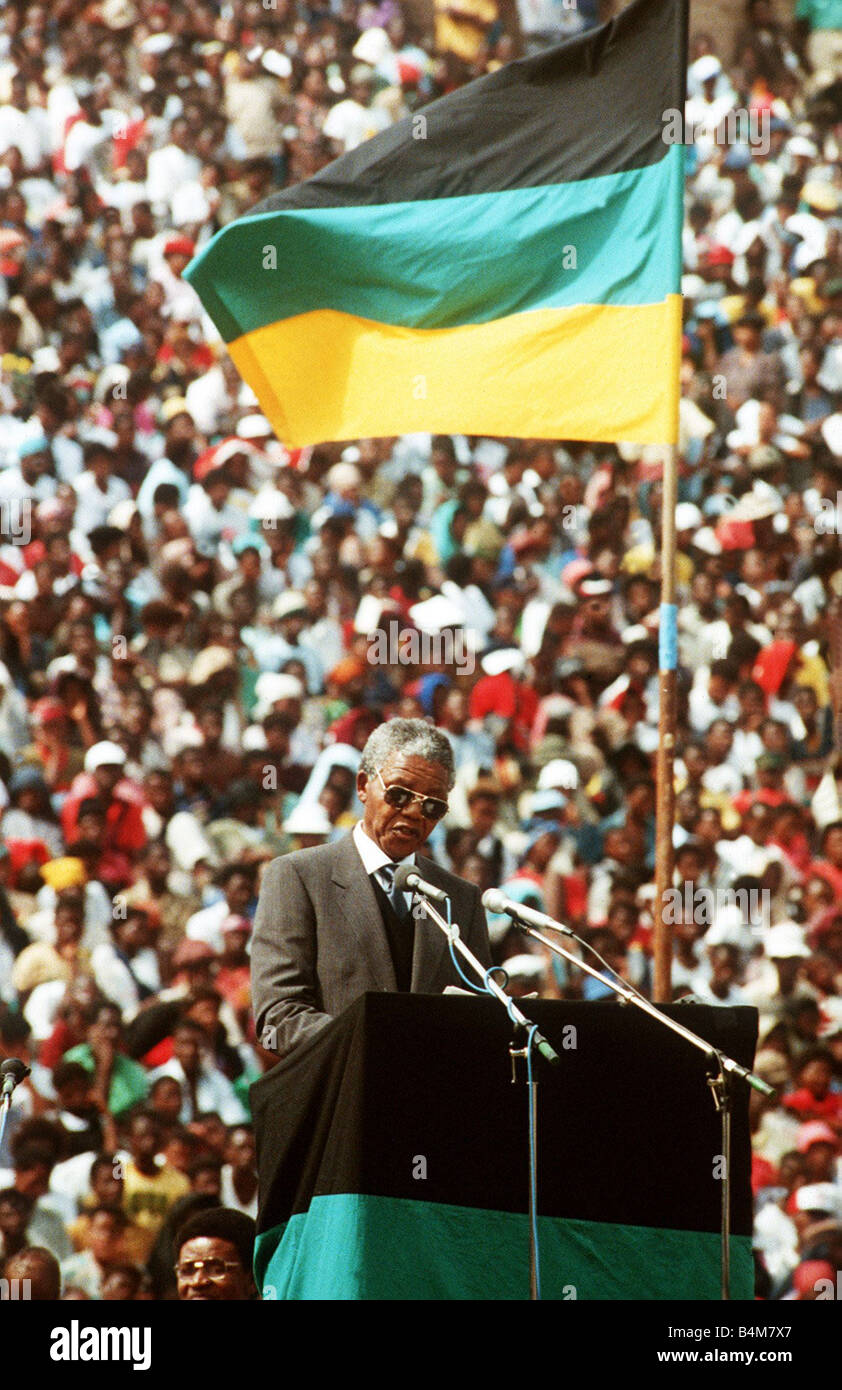 Nelson Mandela, Führer des ANC, die Entlassung aus dem Gefängnis 1990 zu der Masse nach Premierminister De Klerk bewegt, spricht, demontiert Apartheid in Südafrika, der Präsident der Republik Südafrika die 30-jährige gehoben hat, Verbot führender anti-Apartheid-Gruppe des African National Congress Stockfoto