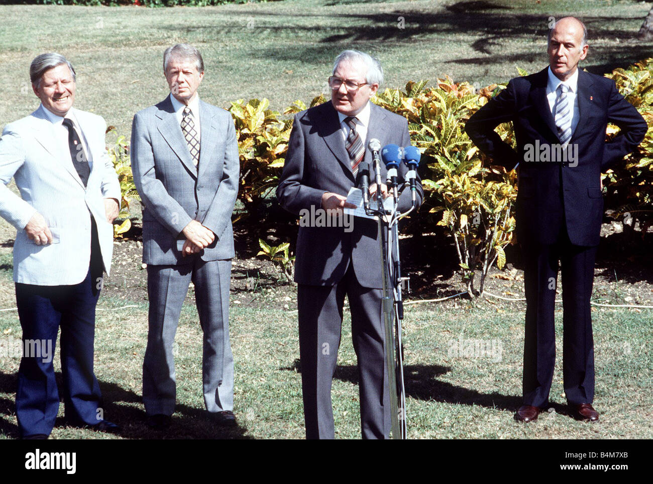 Premierminister James Callaghan Labour Addreses eines Spitzengesprächs mit Präsident Carter D Estaing und Bundeskanzler Schmidt im Hintergrund Stockfoto
