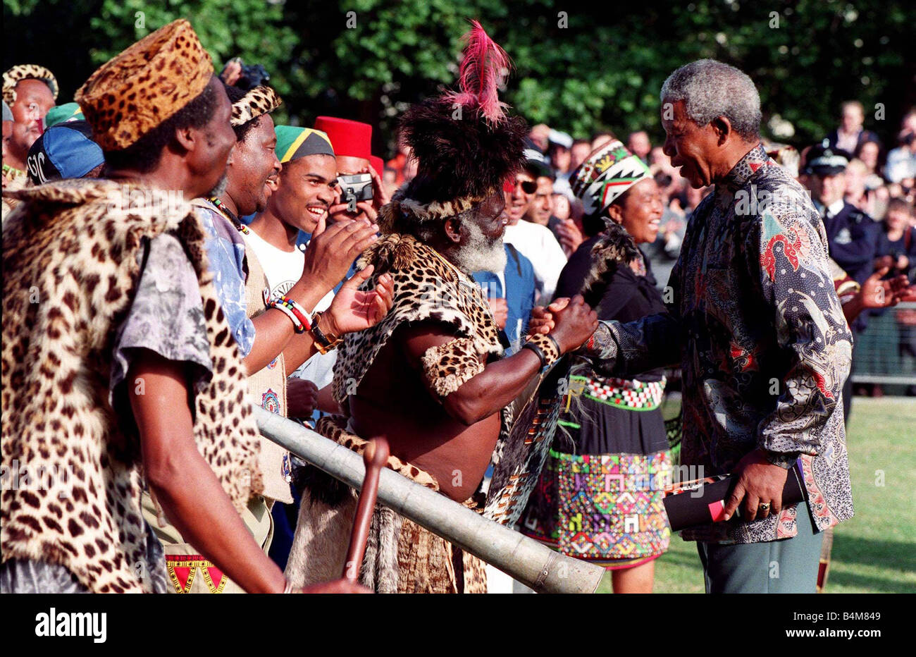 Präsident Nelson Mandela hier gesehen war begrüßte in St James Park auf der zweiten von seinem Staatsbesuch in London von südafrikanischen Musiker war er so begeistert, dass er in einen Tanz brach er in St James, einen Baum Pflanzen Stockfoto