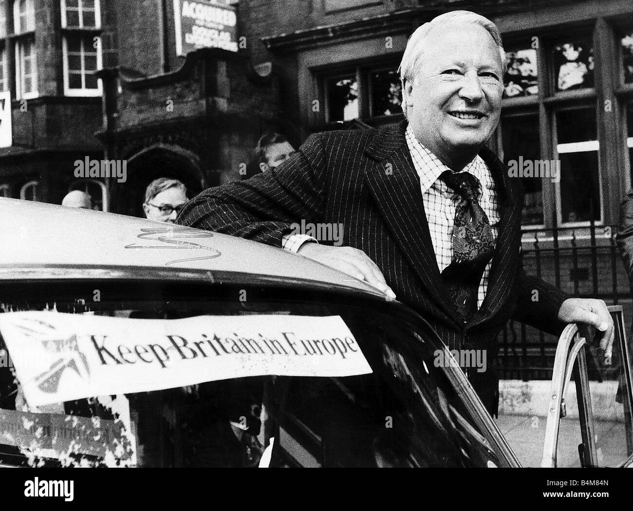 Edward Ted Heath, in sein Auto steigen, die einen Aufkleber drauf halten Großbritannien IN Europa zu sagen hat Stockfoto