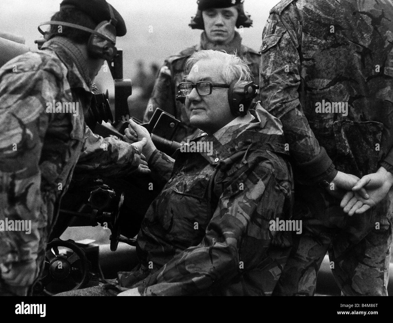 James Callaghan Premierminister der Labour abgebildet bei einem Besuch in der Royal Artillery Schießplatz in Larkhill Wiltshire beobachten das Abfeuern des neuen 155mm SH70 Haubitze und die kürzlich eingeführte 105mm leichte Pistole 1978 Stockfoto