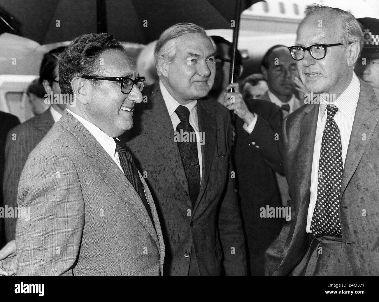 James Callaghan trifft sich mit Henry Kissinger am Flughafen Heathrow im Regen 1975 Stockfoto