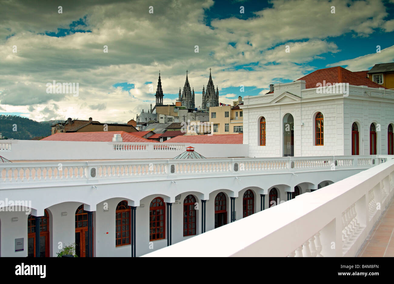 Dachterrasse mit Blick auf Basilika del Voto Nacional, Modern Arts Centre (ehemaliges Krankenhaus Militar de San Juan / San Juan Lazarett), Quito, Ecuador. Stockfoto