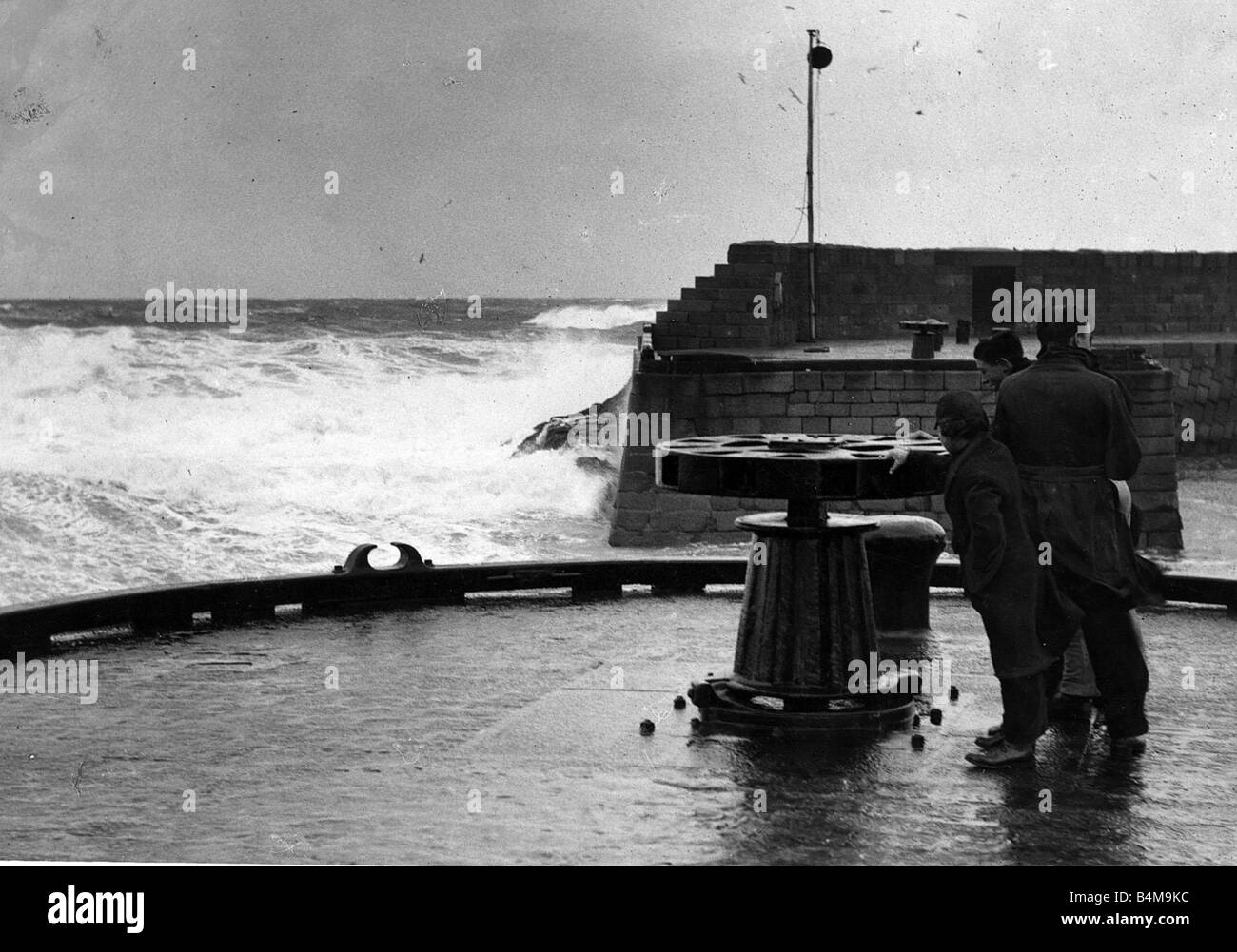 Sturmwellen gegen den Eingang zum Hafen von Peterhead in Schottland März 1936 Stockfoto